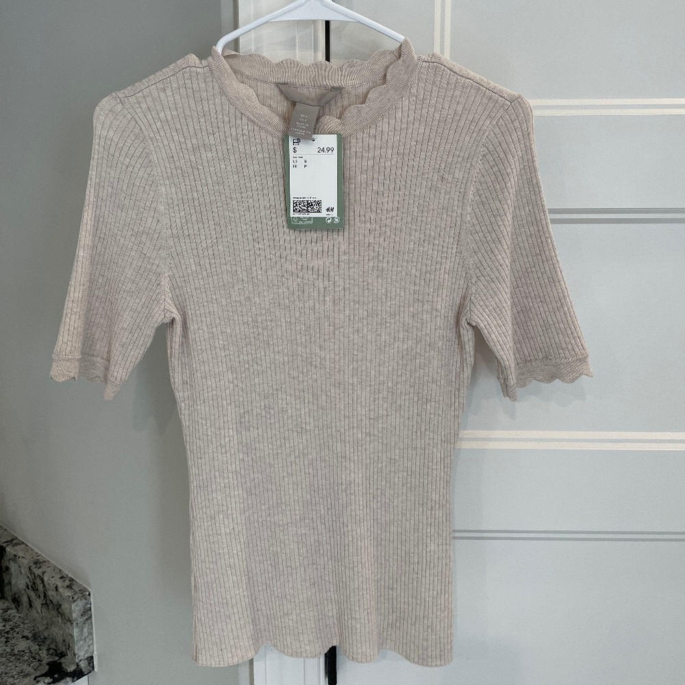 H&M Scallop Short Sleeve Sweater in Heather Oatmeal, Size S
